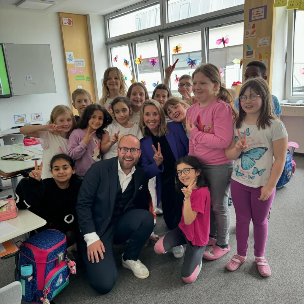 Staatsministerin Anna Stolz und Landtagsabgeordneter Felix Locke mit Schülern an Schulen im Nürnberger Land.